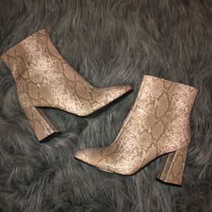 Boohoo Snakeprint Boots🤍